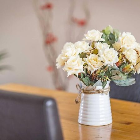 3-Bed Family Home With Parking & Large Garden ウィンザー エクステリア 写真