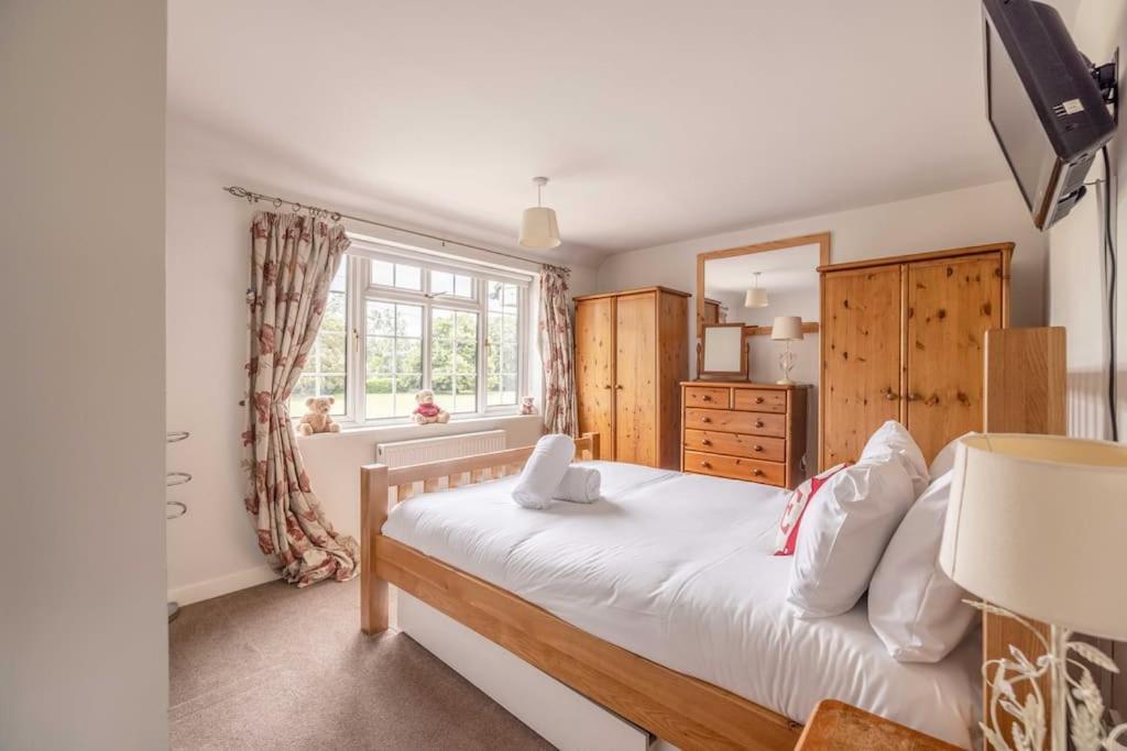 3-Bed Family Home With Parking & Large Garden ウィンザー エクステリア 写真