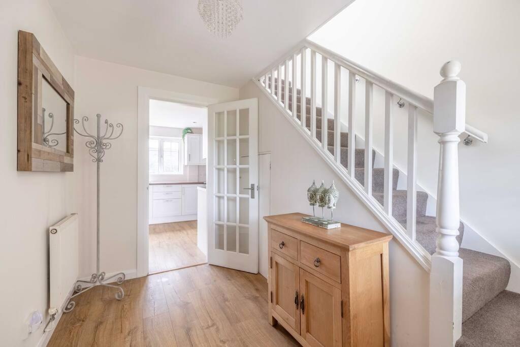 3-Bed Family Home With Parking & Large Garden ウィンザー エクステリア 写真