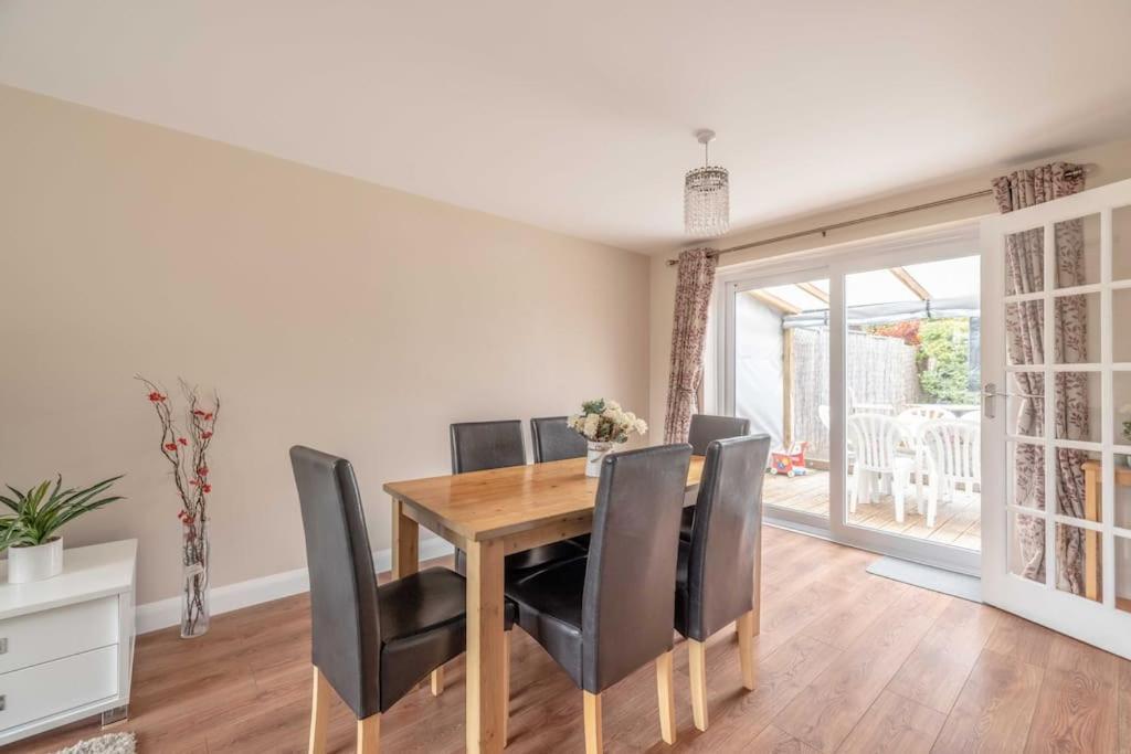 3-Bed Family Home With Parking & Large Garden ウィンザー エクステリア 写真