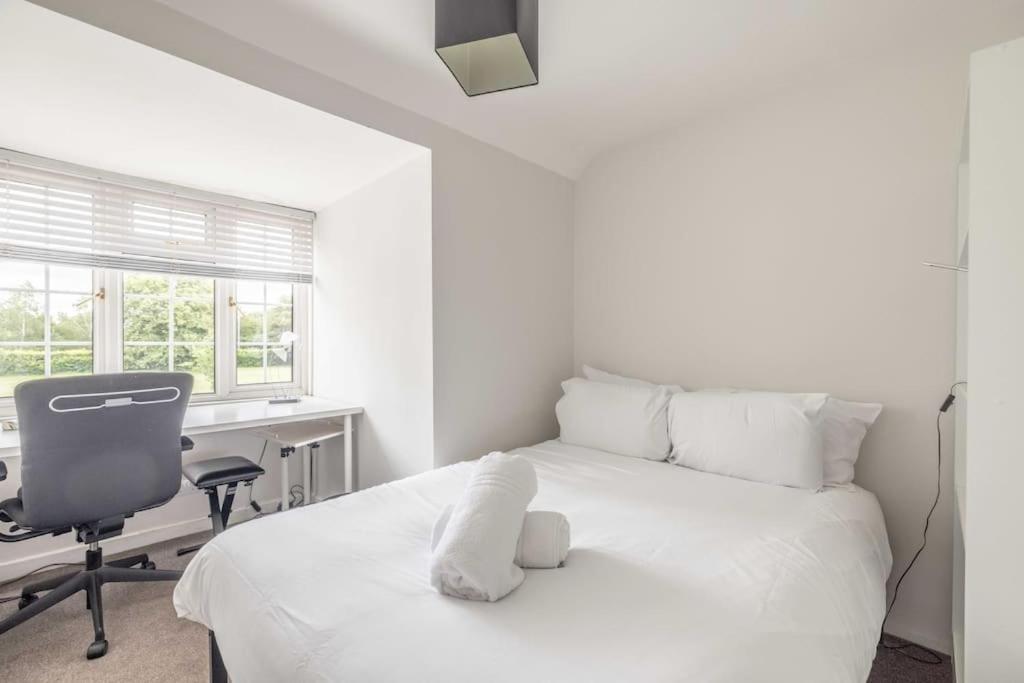 3-Bed Family Home With Parking & Large Garden ウィンザー エクステリア 写真