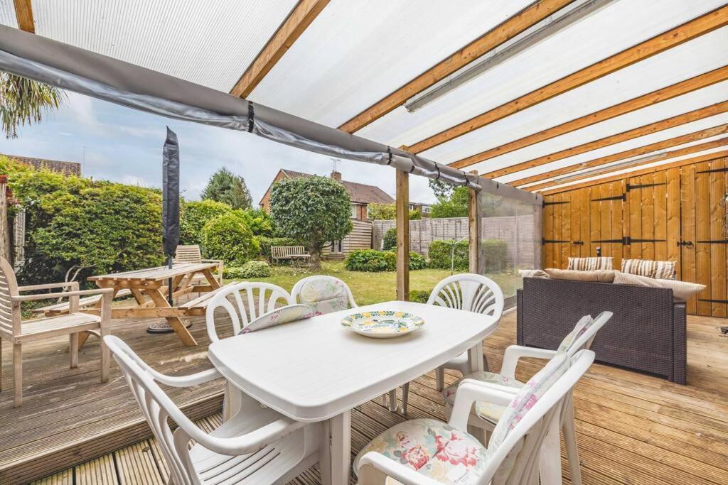 3-Bed Family Home With Parking & Large Garden ウィンザー エクステリア 写真