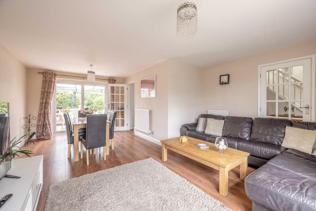 3-Bed Family Home With Parking & Large Garden ウィンザー エクステリア 写真