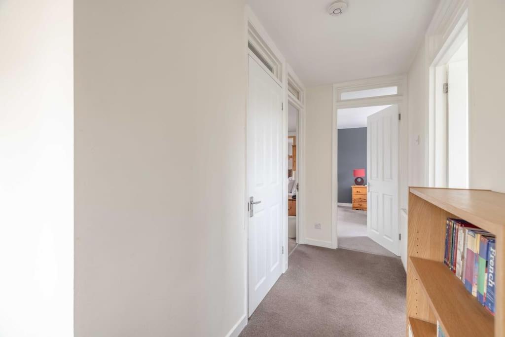 3-Bed Family Home With Parking & Large Garden ウィンザー エクステリア 写真