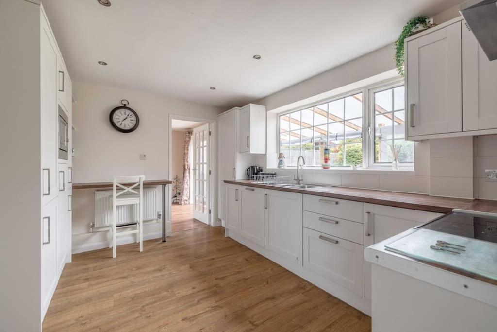 3-Bed Family Home With Parking & Large Garden ウィンザー エクステリア 写真